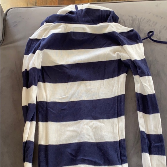 American Eagle sweater - Picture 3 of 3